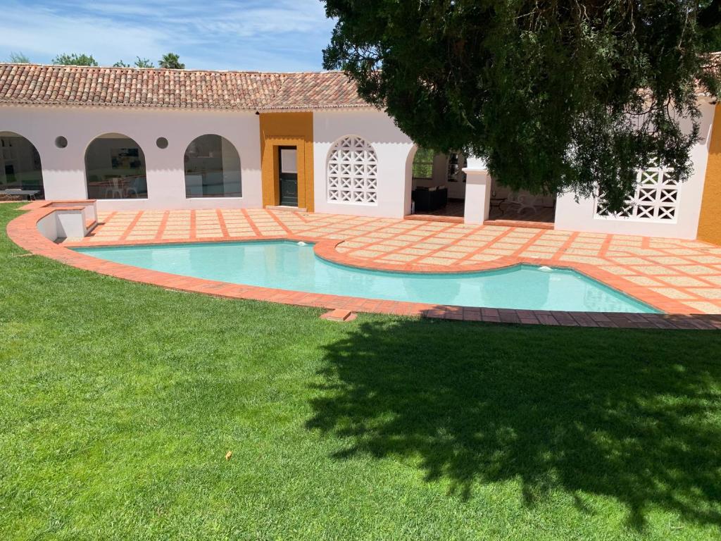 聖塔倫的住宿－Casa Pitta Charm Villa，一座房子的院子内的游泳池