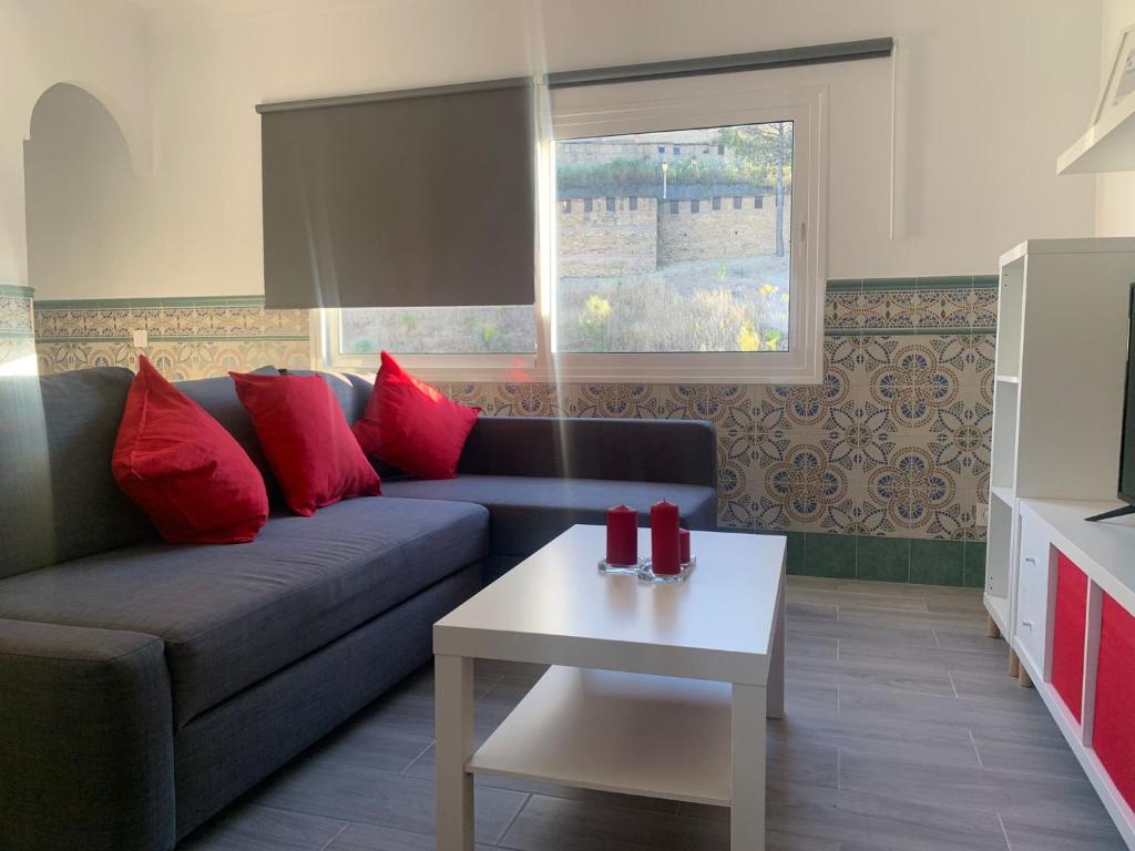 - un salon avec un canapé et une table dans l'établissement El Balcón de la Roca, à Setenil de las Bodegas