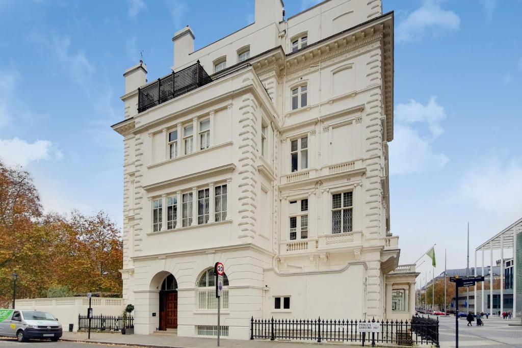 a white building on the corner of a street at The Prince's Apartment in London