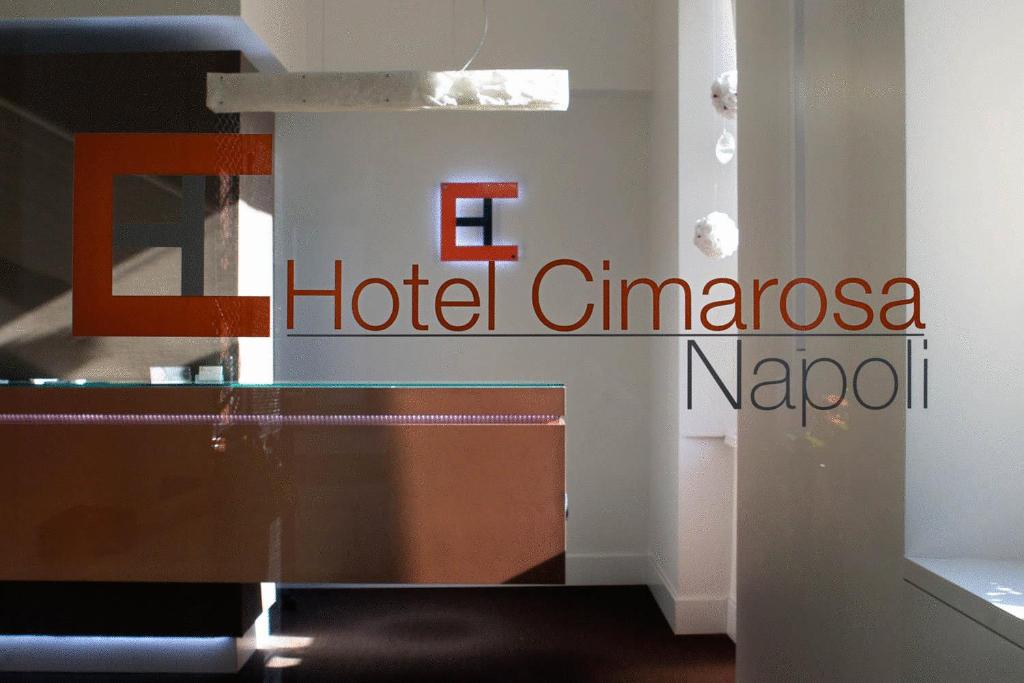 un cartello della nacional dell'hotel cimnesia in una camera di Hotel Cimarosa a Napoli