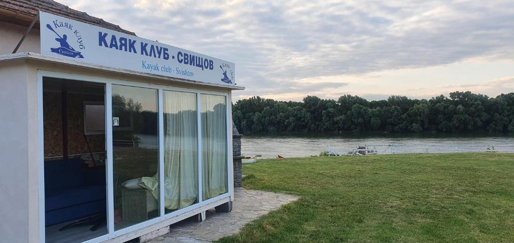 Výhled na řeku, která protéká v blízkosti kempu