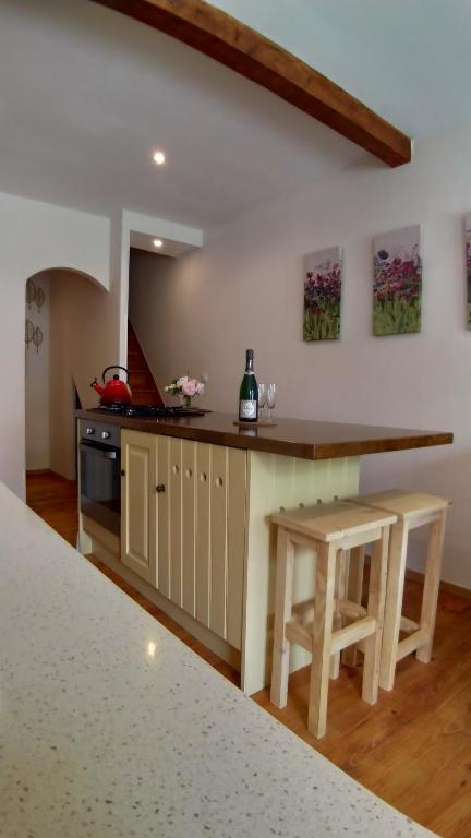 A kitchen or kitchenette at L'Oustal des amis