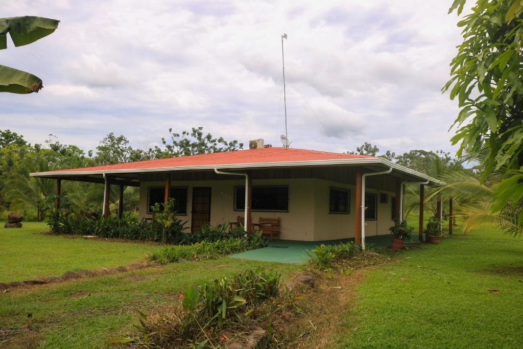 a small house with a red roof at Green House in Samen