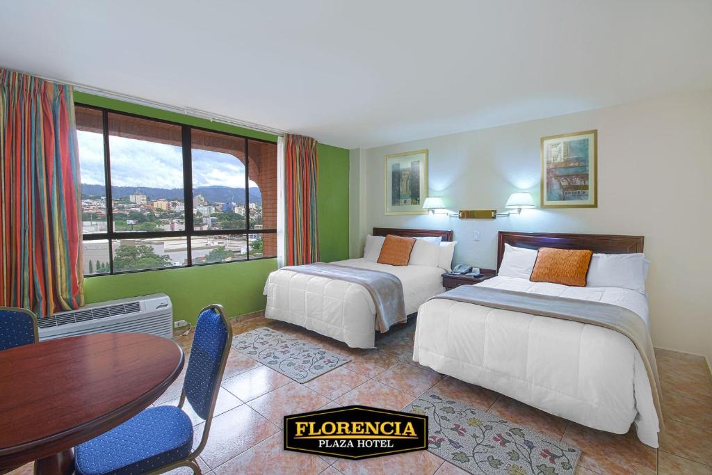 Postel nebo postele na pokoji v ubytování FLORENCIA PLAZA HOTEL