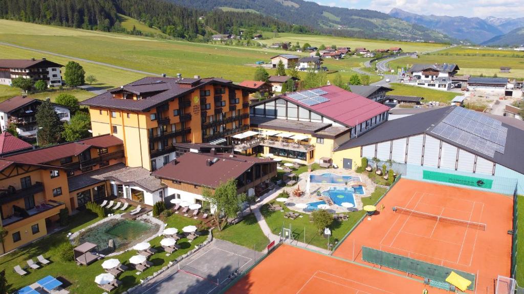 una vista aérea de un complejo con piscina en Vital & Sporthotel Brixen, en Brixen im Thale