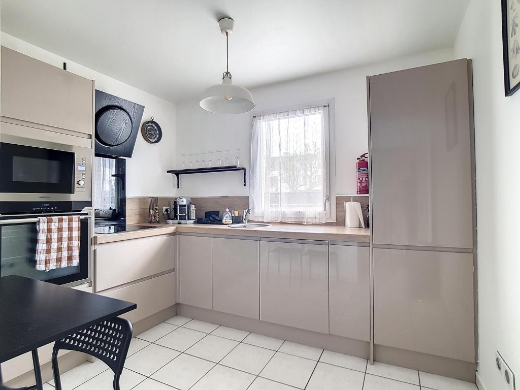Kuchnia lub aneks kuchenny w obiekcie T3 Flat Moderne sur 2 étages Metro Parking Free Entrance autonome
