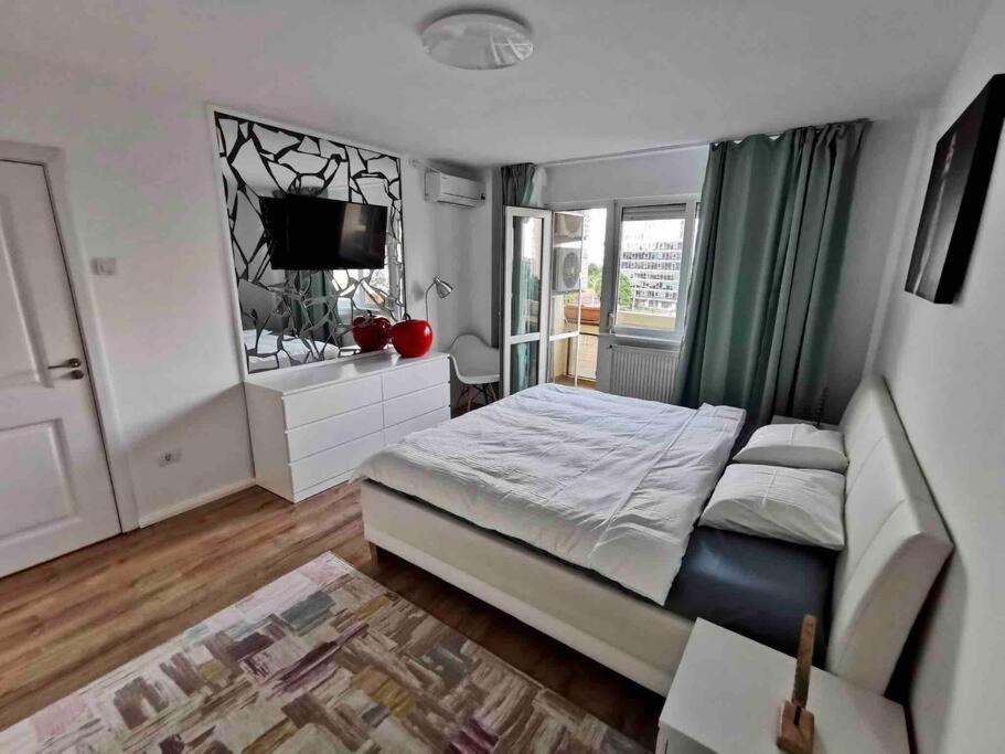 1 dormitorio con 1 cama y TV. en Lovely 3-bedroom apartment in the city center en Timişoara