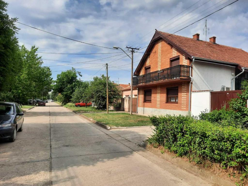 una calle vacía frente a una casa de ladrillo en Royal Rose smeštaj, en Bela Crkva