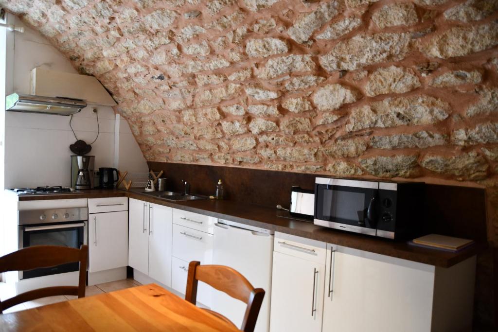 Kuchyňa alebo kuchynka v ubytovaní Gîte Domaine du Théron
