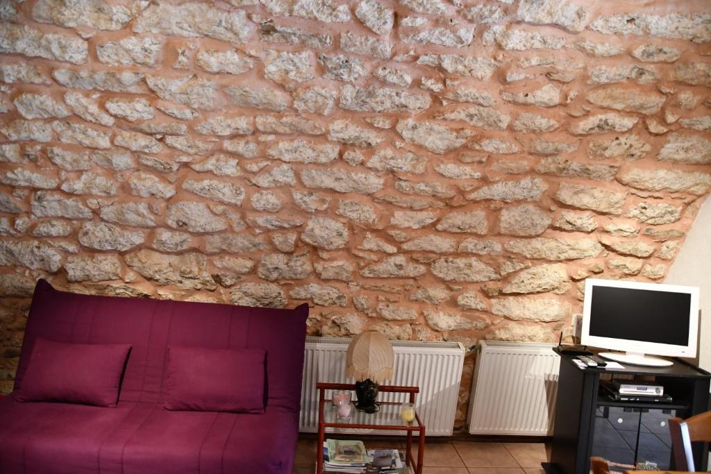 Televízia a/alebo spoločenská miestnosť v ubytovaní Gîte Domaine du Théron