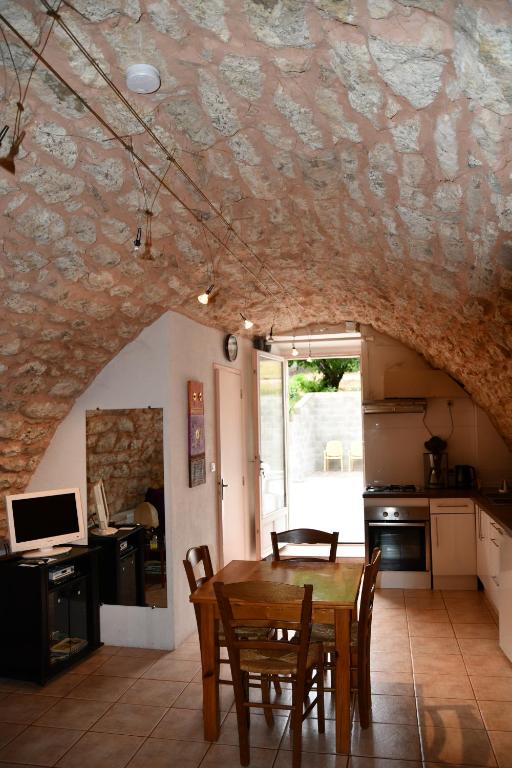 Kuchyňa alebo kuchynka v ubytovaní Gîte Domaine du Théron