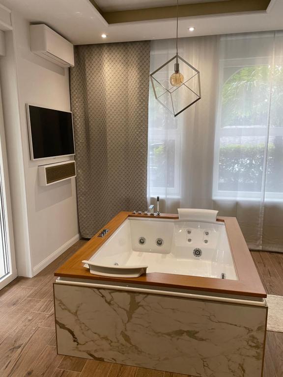 bagno con ampia vasca in camera di Opulence luxury spa suite - private access to beach in Opatija a Opatija