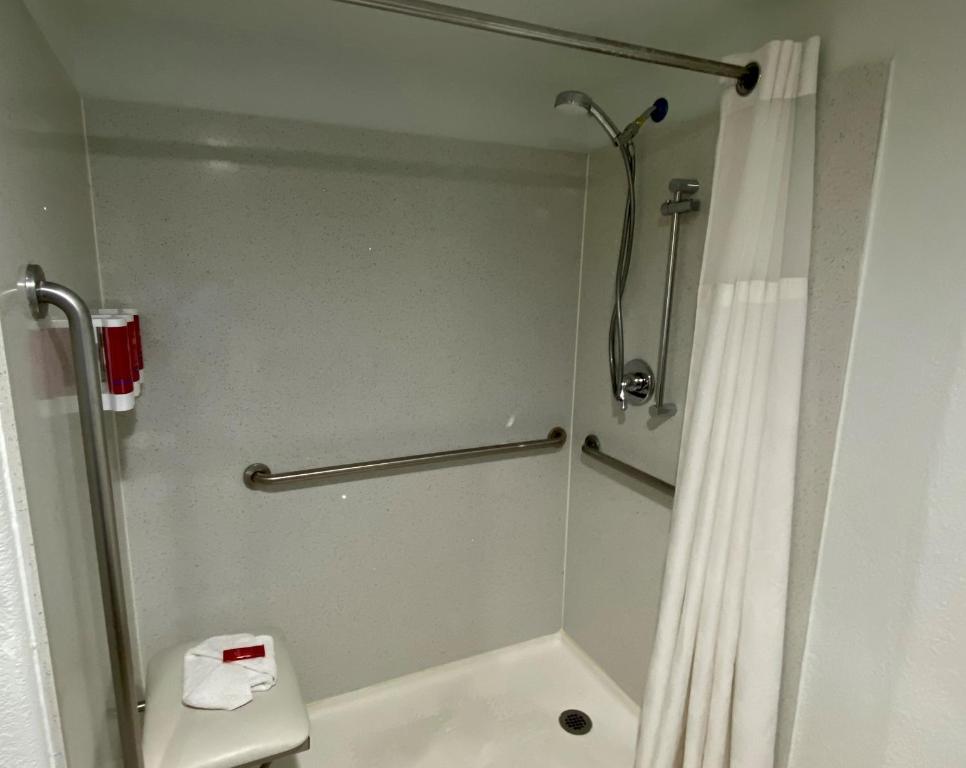 SureStay Hotel by Best Western Santa Cruz - Queen Room With Roll-In Shower - Disability Access