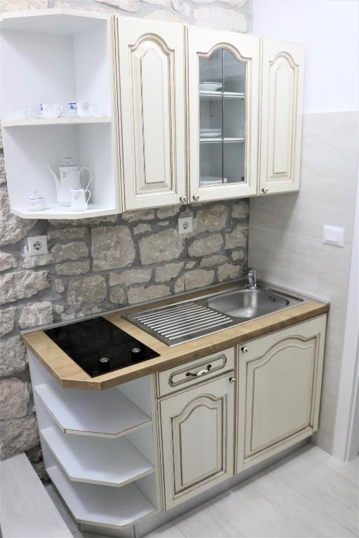 Kuchyň nebo kuchyňský kout v ubytování City Center Chic Apartments