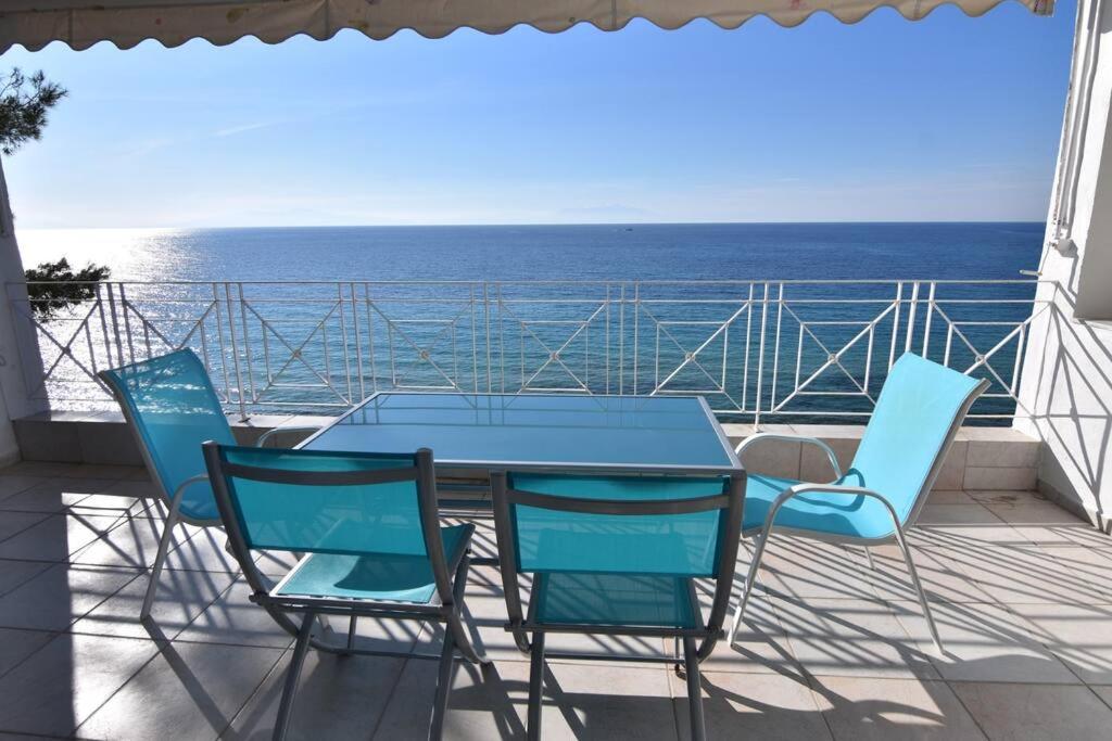 シビリにあるMagic Balcony on Siviri Chalkidiki.の海を望むバルコニー(テーブル、椅子付)