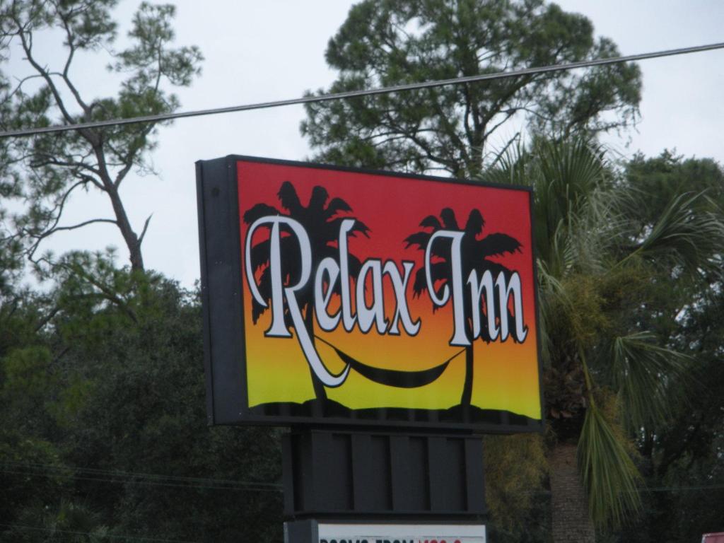 um sinal para um restaurante raleighuanauana em Relax Inn Silver Springs em Silver Springs