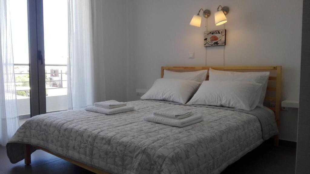 KalavárdaにあるKalavarda Cosy Home 1のベッドとタオル2枚のある寝室