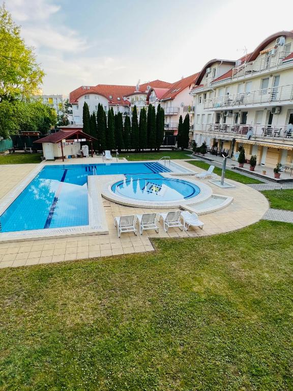Bazén v ubytovaní Elit Medencés Apartman Hajdúszoboszló alebo v jeho blízkosti