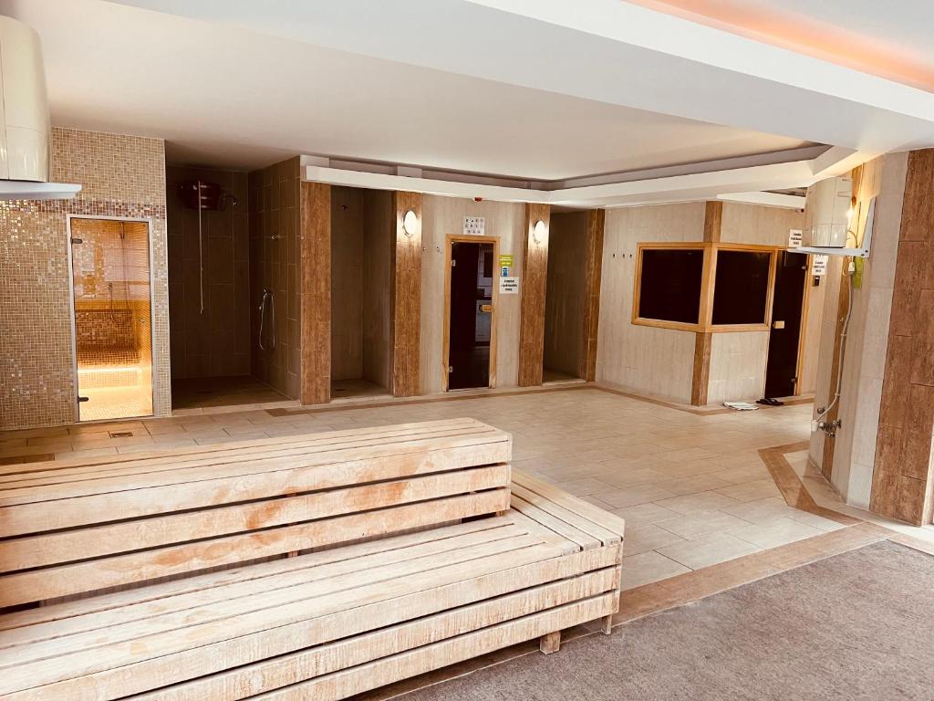 Televízia a/alebo spoločenská miestnosť v ubytovaní Elit Medencés Apartman Hajdúszoboszló