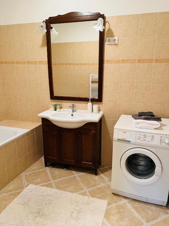 Kúpeľňa v ubytovaní Elit Medencés Apartman Hajdúszoboszló