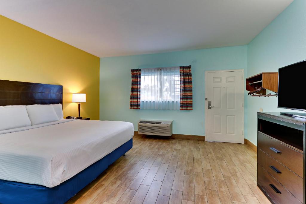 Postel nebo postele na pokoji v ubytování Island Hotel Port Aransas