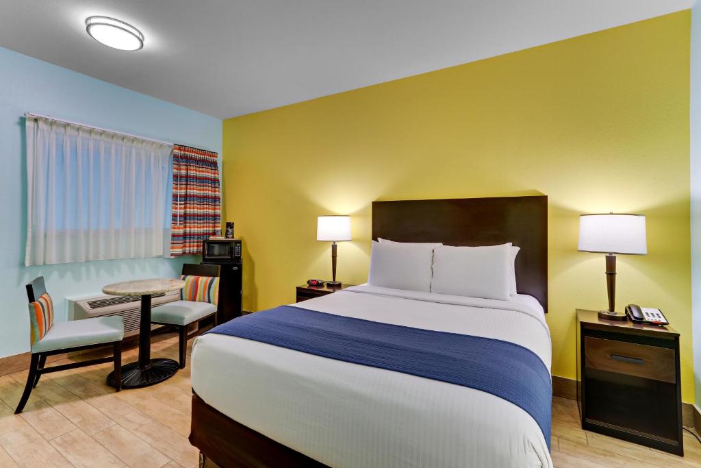 Postel nebo postele na pokoji v ubytování Island Hotel Port Aransas