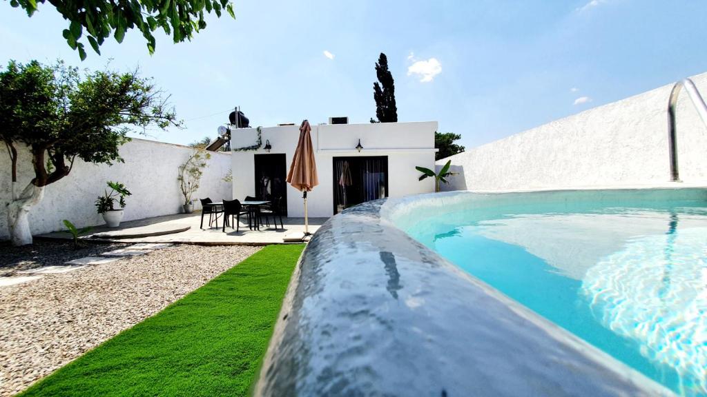 Villa con piscina frente a una casa en Heraklion Gortyn Phaistos House, en Mitrópolis