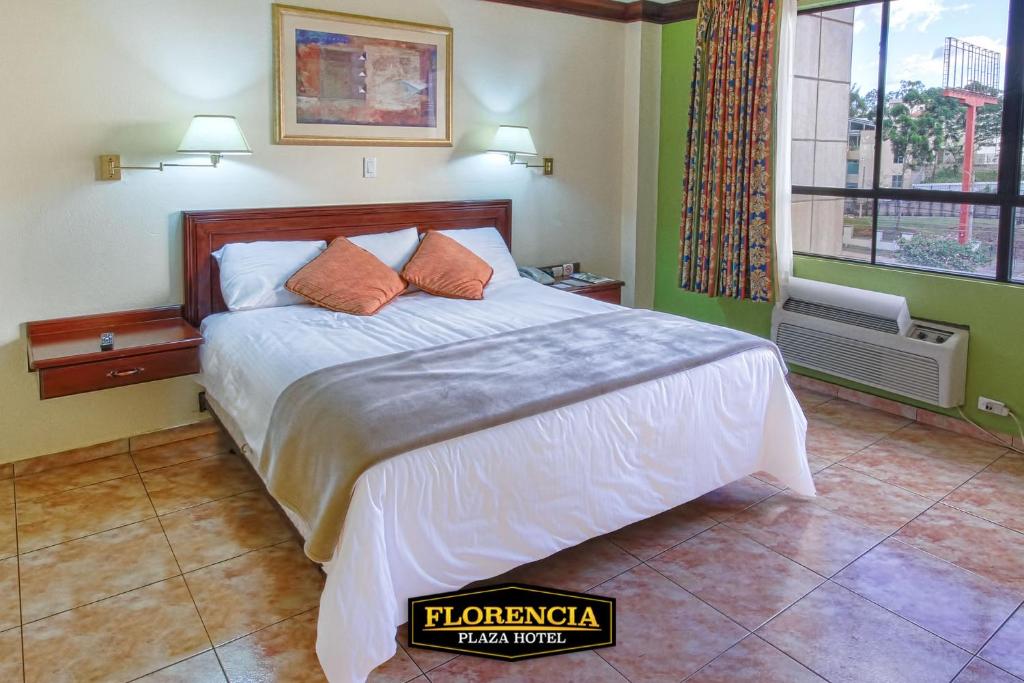 Postel nebo postele na pokoji v ubytování FLORENCIA PLAZA HOTEL