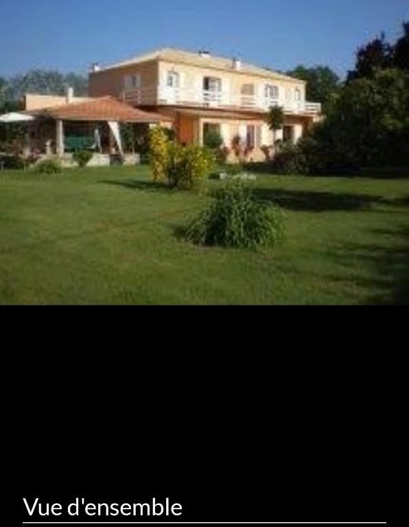 une grande maison installée au-dessus d'une cour verdoyante. dans l'établissement Villa santa karina, à Linguizzetta