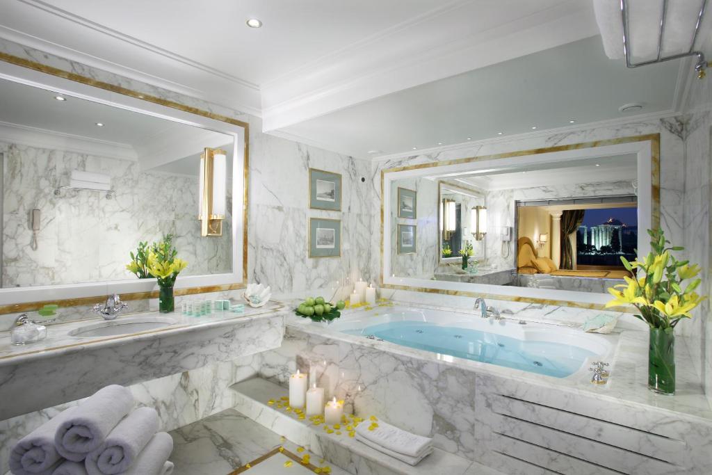 Koupelna v ubytování Royal Olympic Hotel