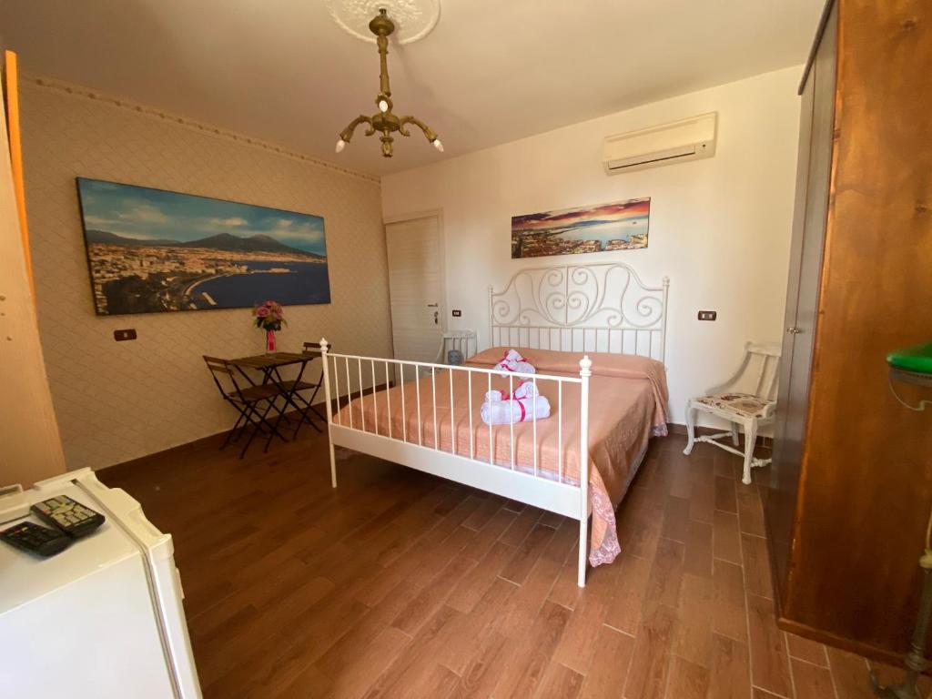 1 dormitorio con cuna y osito de peluche en B&B Napul'è, en Nápoles