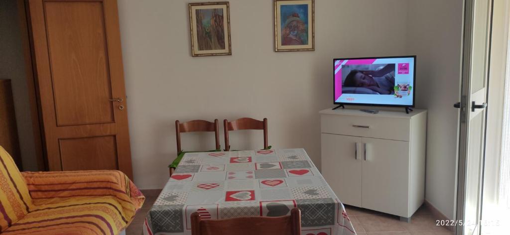 Televízia a/alebo spoločenská miestnosť v ubytovaní VILLETTE FABRIZIO, 2025 a VIESTE