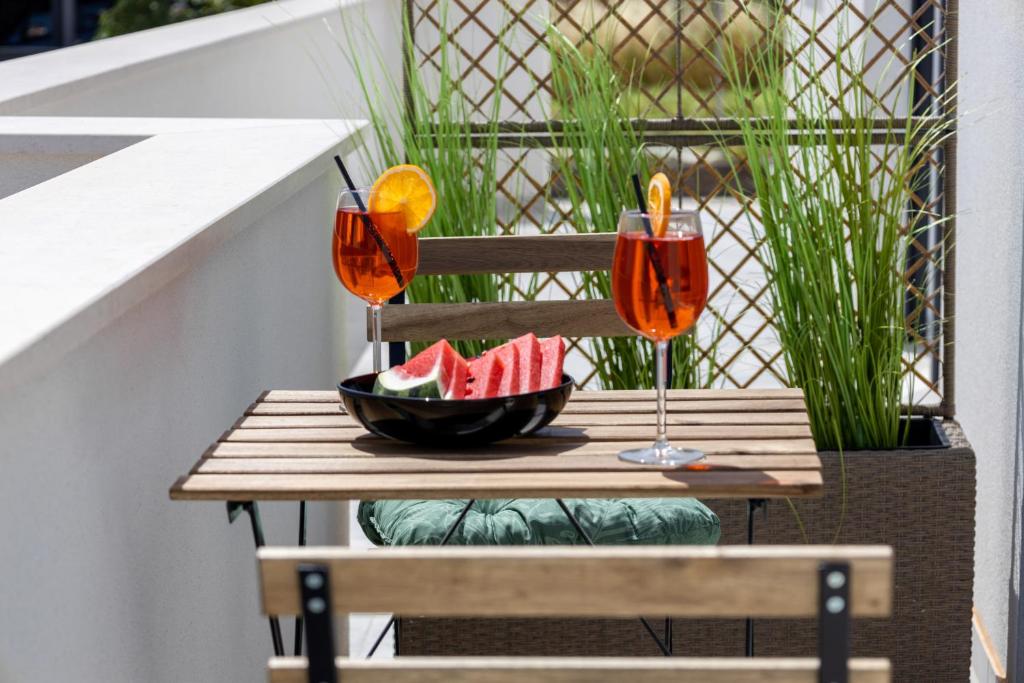 Nápoje v ubytovaní Bonaca apartments with terrace, barbecue and private parking