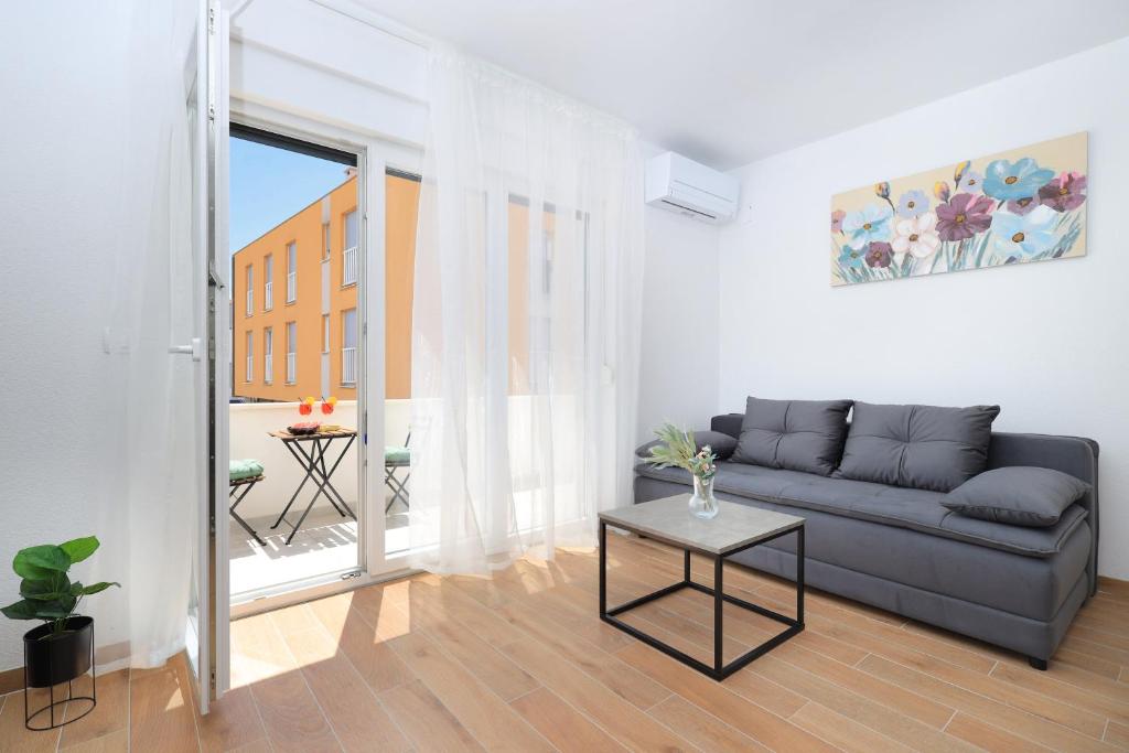 Posedenie v ubytovaní Bonaca apartments with terrace, barbecue and private parking