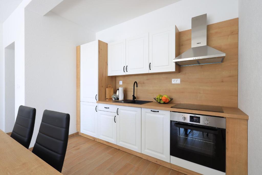 Kuchyňa alebo kuchynka v ubytovaní Bonaca apartments with terrace, barbecue and private parking