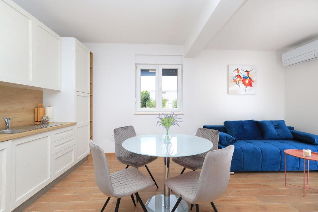 Posedenie v ubytovaní Bonaca apartments with terrace, barbecue and private parking