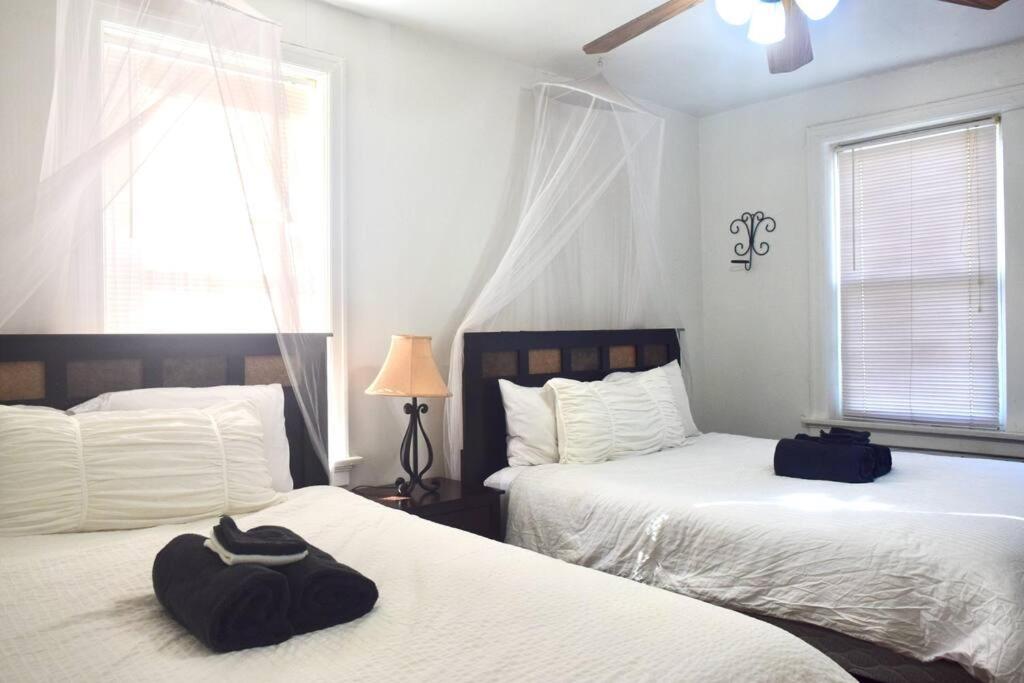 1 dormitorio con 2 camas y un sombrero en la cama en (49.1W) Beautiful Getaway in Saint Louis, en Benton