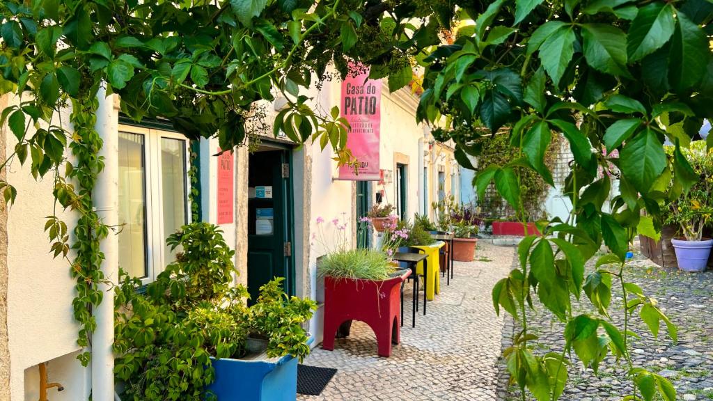 eine Kopfsteinpflasterstraße mit Pflanzen vor einem Gebäude in der Unterkunft Casa do Patio by Shiadu in Lissabon