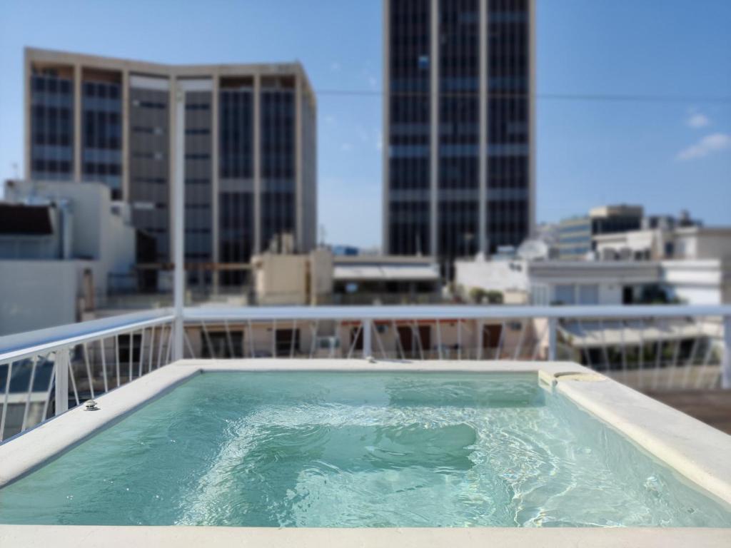 Bazén v ubytovaní Unique solar penthouse with jacuzzi and sauna in central Athens alebo v jeho blízkosti