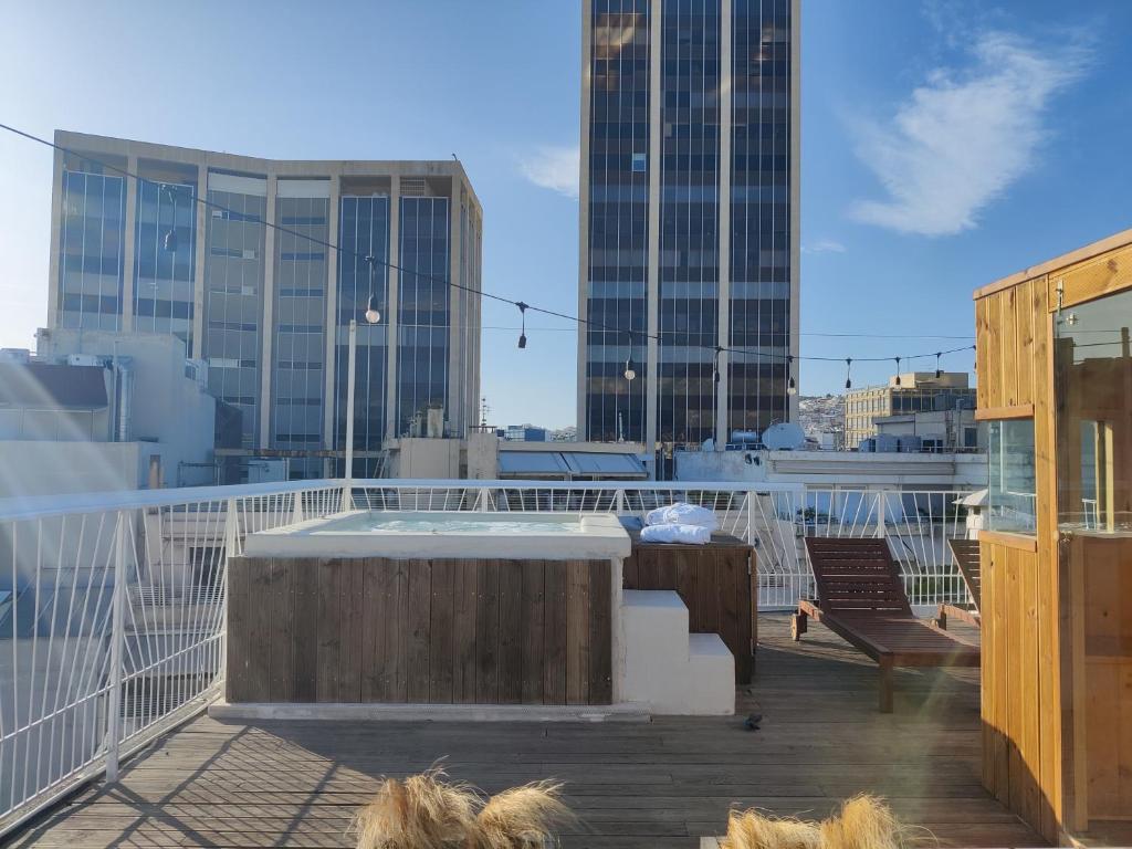 Balkón alebo terasa v ubytovaní Unique solar penthouse with jacuzzi and sauna in central Athens