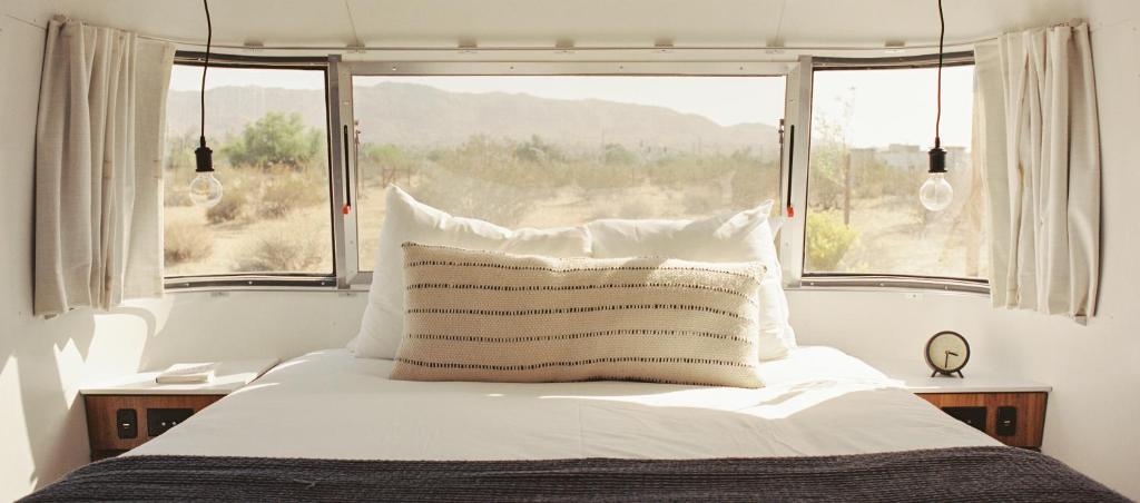 Rúm í herbergi á AutoCamp Joshua Tree