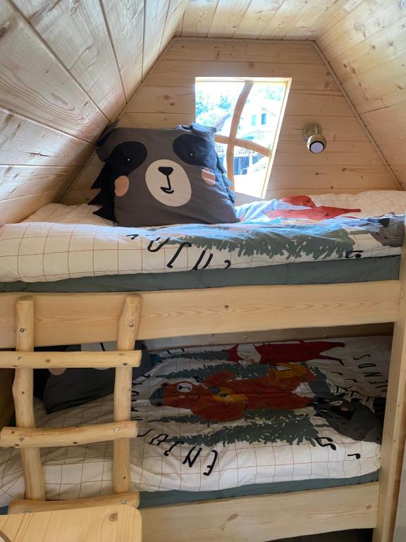 Palanda nebo palandy na pokoji v ubytování Loray des Bois - Cabane - Tipi - Cottage
