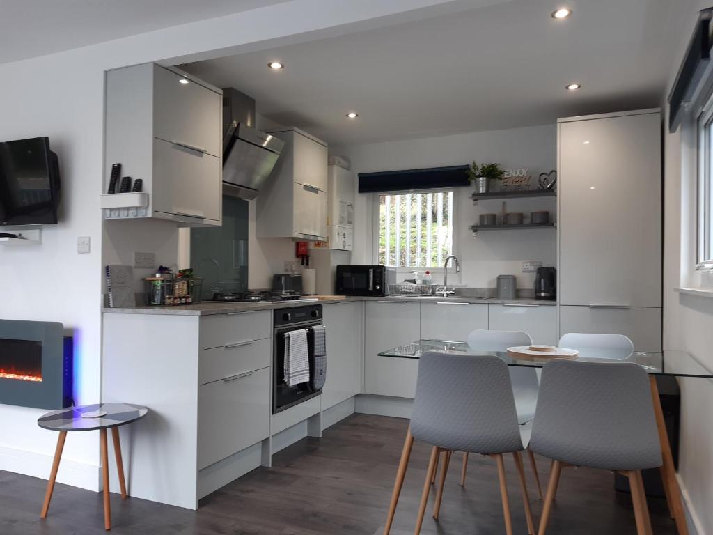 Kuchyň nebo kuchyňský kout v ubytování Chalet 174 Glan Gwna Park Caernarfon