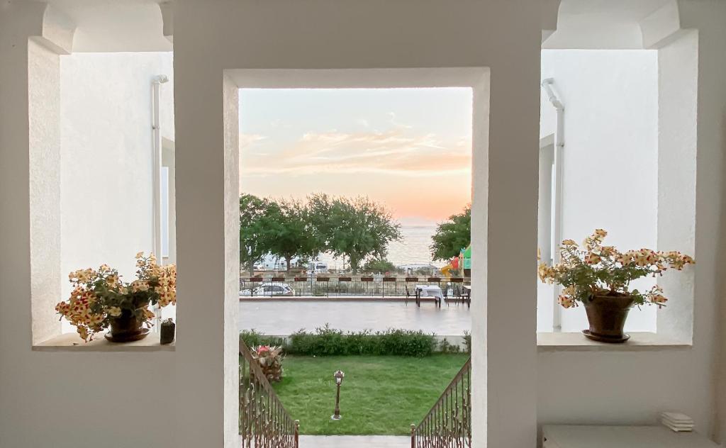 an open window with a view of a yard at Turgutreis Apart Otel in Bodrum City