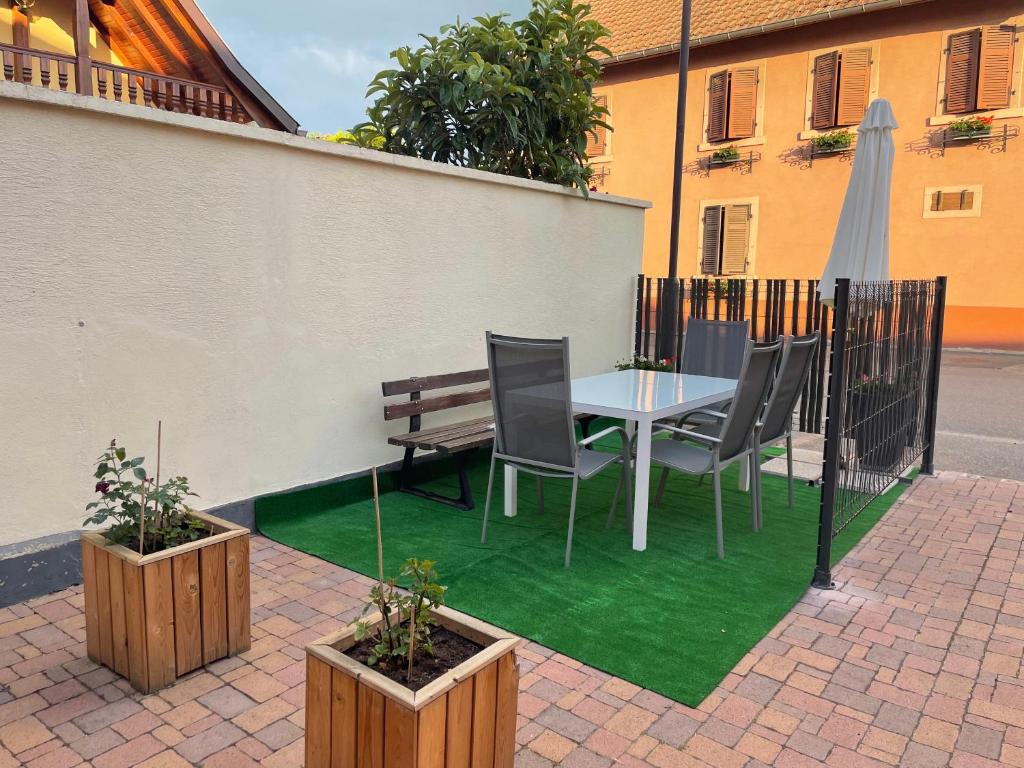 Patio nebo venkovní prostory v ubytování Aux deux hirondelles