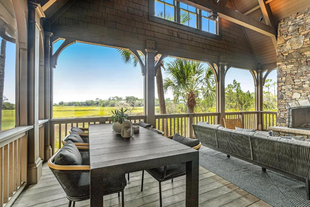 a screened in porch with a table and chairs at Club Cottage 6 in Kiawah Island