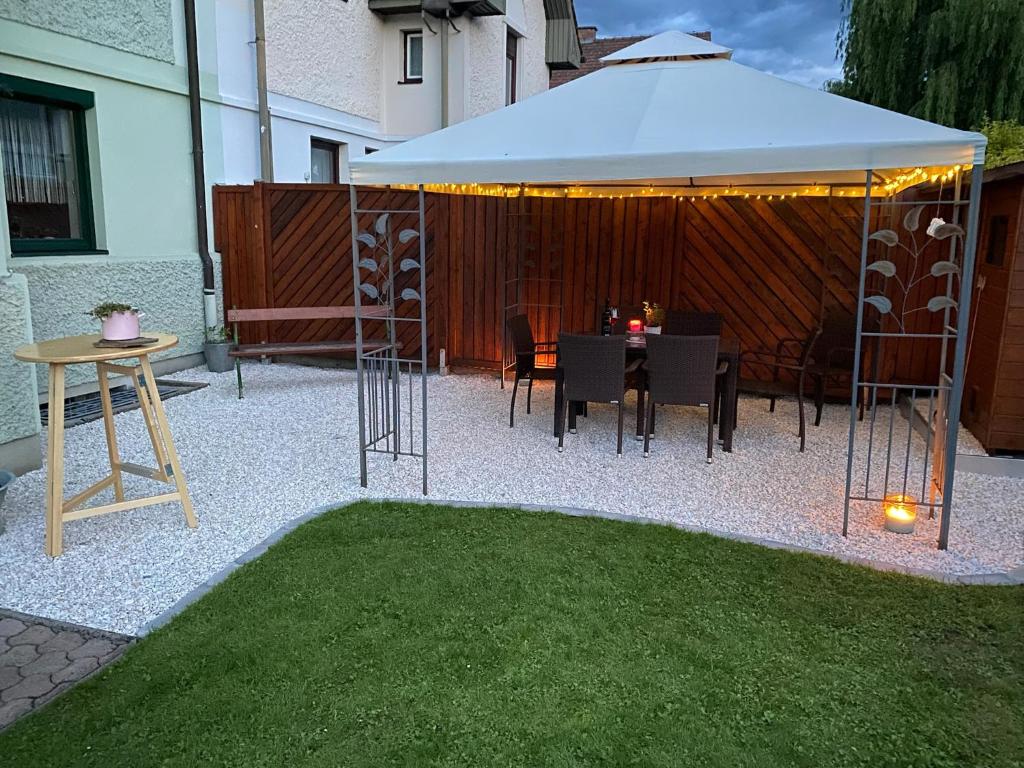 Patio alebo iná vonkajšia časť ubytovania Ferienhaus Silke