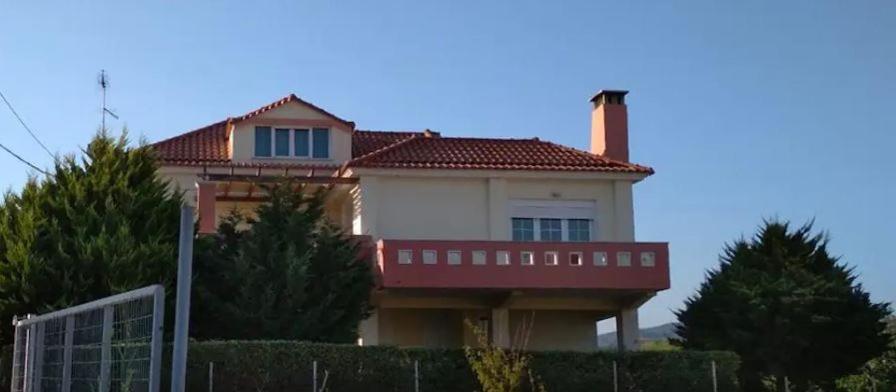 Casa grande con una decoración en rojo y blanco en Villa Mastiha , Komi Beach, en Kómi