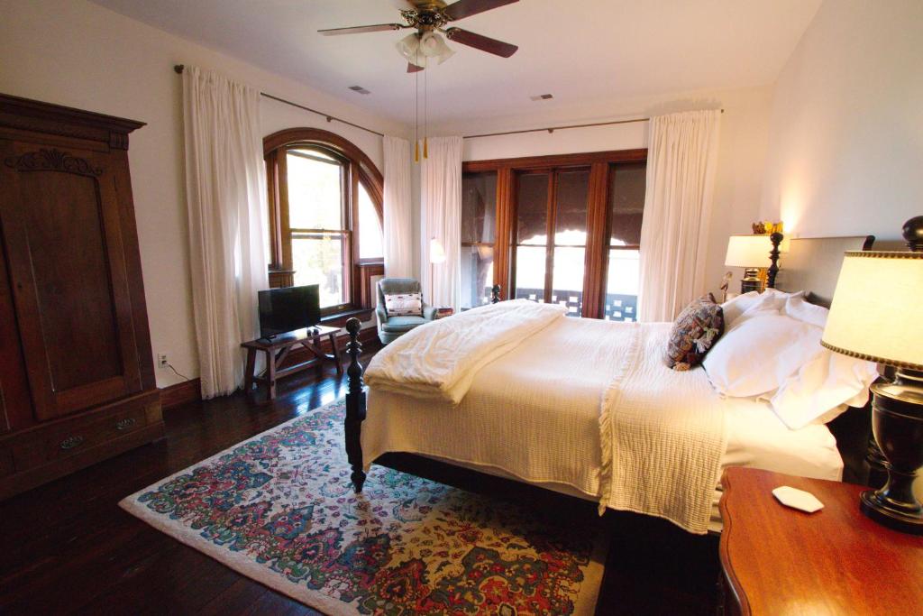 Louisville Bourbon Inn - Superior King Room