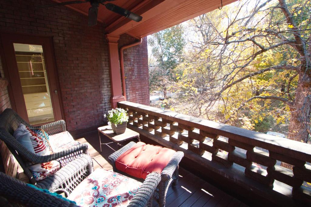 Louisville Bourbon Inn - King Room With Balcony
